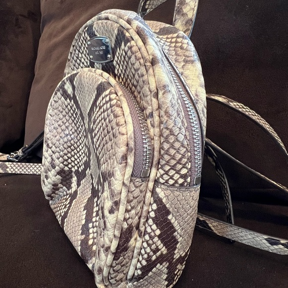 Michael Kors jet set leopard print backpack - Picture 3 of 10